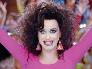 Katy Perry fogszabályzóval.