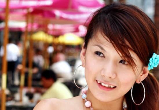 Fiatal japán lány divatosan átalakított szemfoggal. /Kép: Shoryuken.com/