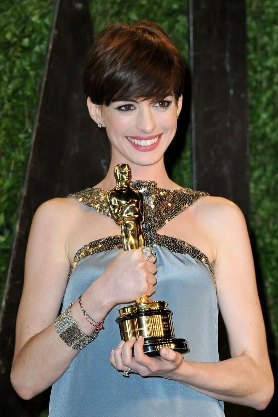 Büszkén mosolyog az elismert színésznő az Oscar gálát követő Vanity Fair partin, 2013 februárjában.