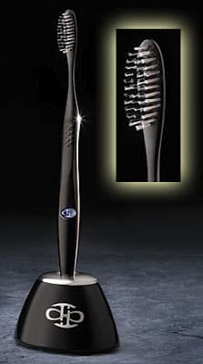 Titán sörtékkel tervezett elektromos fogkefe - állítólag puha.