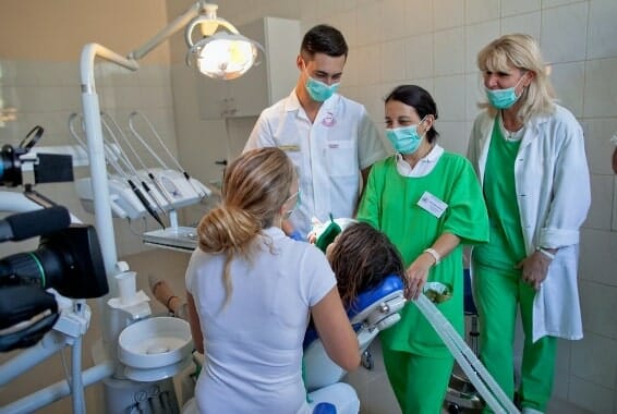 A Semmelweis Egyetem új fogorvosi centrumában teljes felszereltséggel várják a speciális betegeket. /Kép: Kovács Attila, Semmelweis Egyetem/