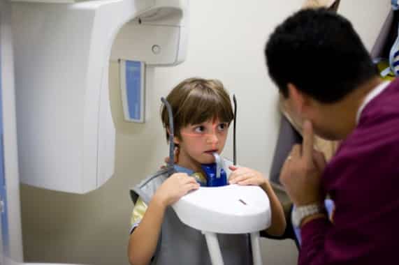 A gyermekek kiszolgáltatottabbak a röntgensugárzással szemben, ezért körültekintőnek kell lennünk. /Kép: Sheknows.com/