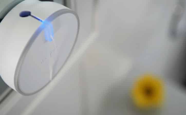 LED fények jelzik a kiadagolt fogselymet, a fogselyem használatának idejét és az emlékeztetőket is. /Kép: Flosstime.com/