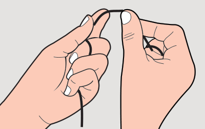 Szakítsunk le egy kb. 40 cm hosszú darabot a fogselyemből. Tekerjük a fogselyem két végét két kezünk középső ujjára, majd feszítsük ki a fogselyem szálát mutató- és hüvelykujjaink segítségével.